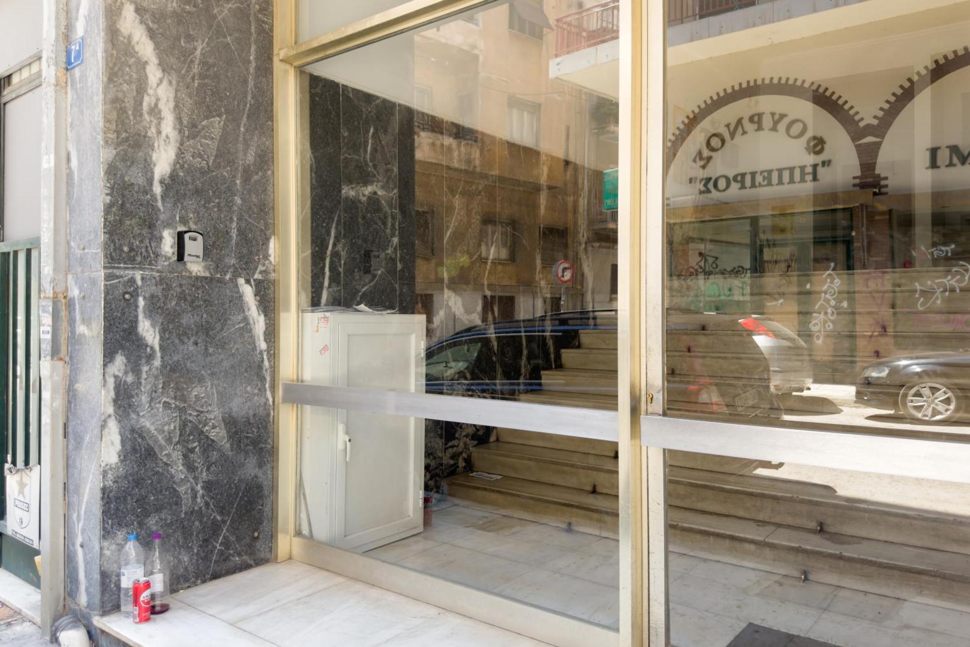 Urban Comfort Apt Near Downtown Атина Екстериор снимка