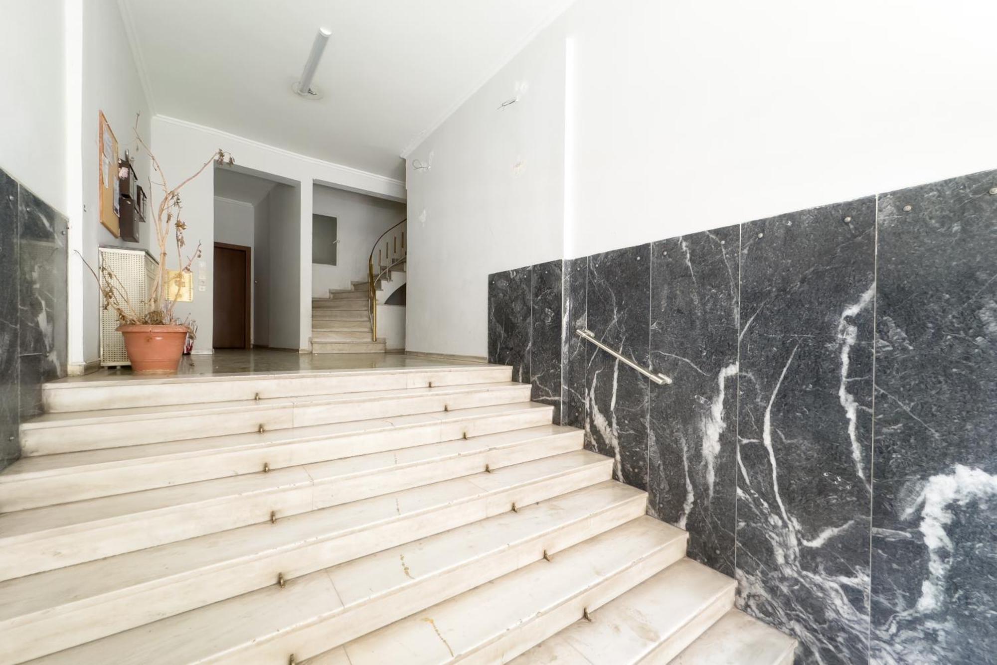 Urban Comfort Apt Near Downtown Атина Екстериор снимка