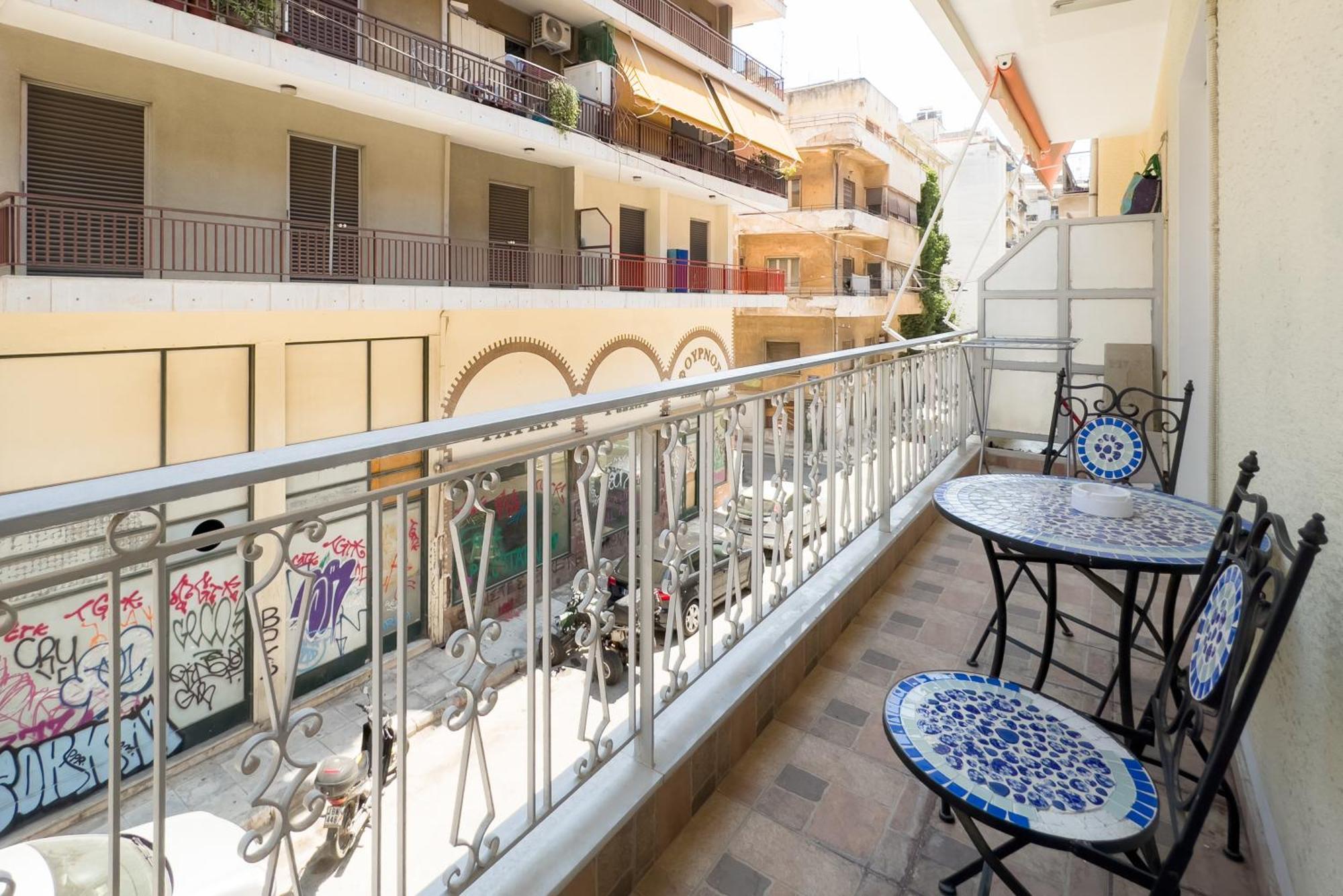 Urban Comfort Apt Near Downtown Атина Екстериор снимка
